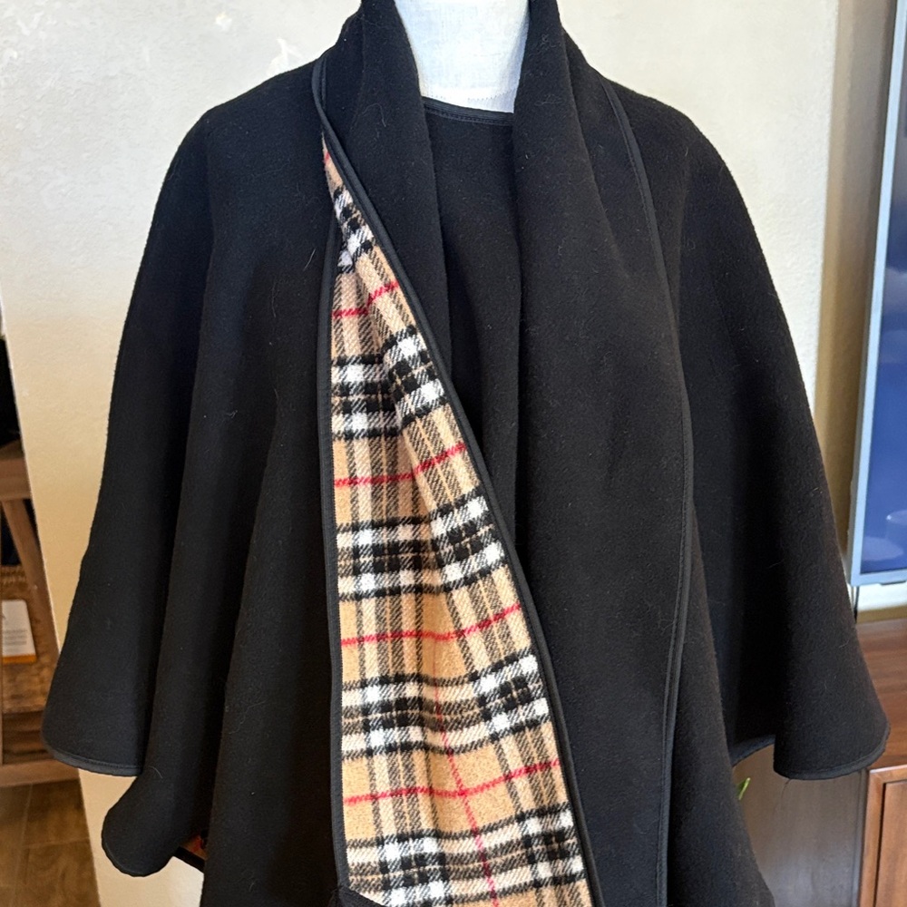 Elegant Black/aTartan reversible Cape for Women - Picture 2 of 10